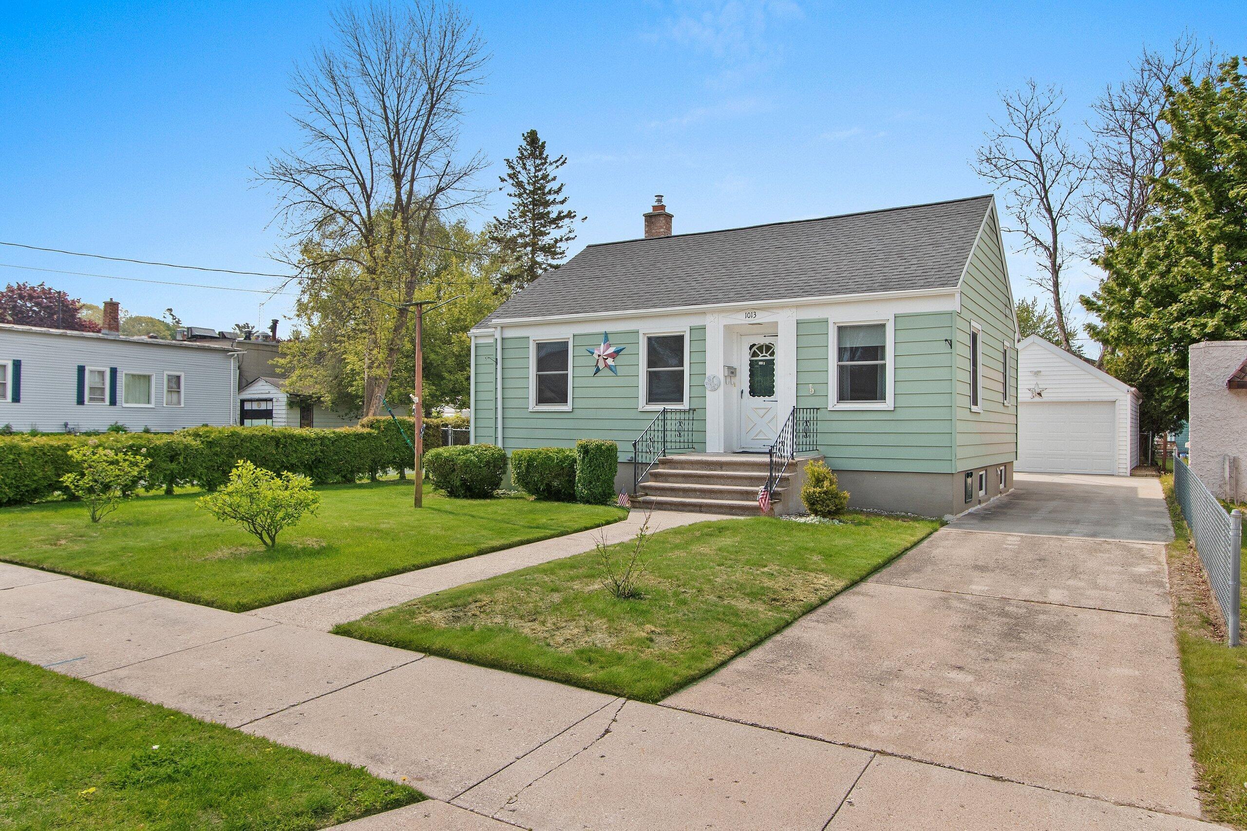 Property Photo:  1013 28th St  WI 54241 
