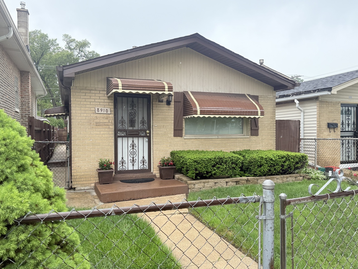 Property Photo: 8910 S May Street IL 60620