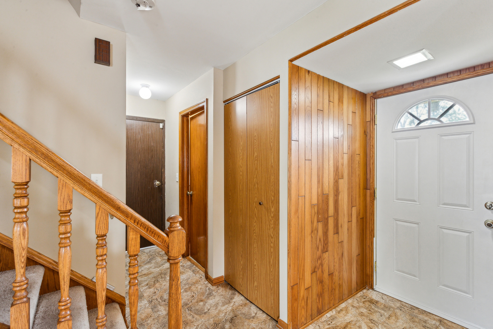 Property Photo: 719 Coral Avenue IL 60103