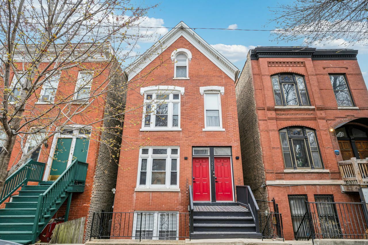 Property Photo: 1626 N Honore Street 2 IL 60622