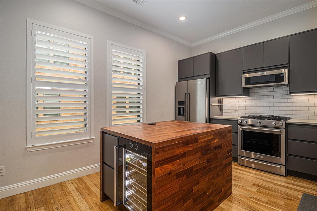 Property Photo:  724 E Bluff Street  TX 76102 
