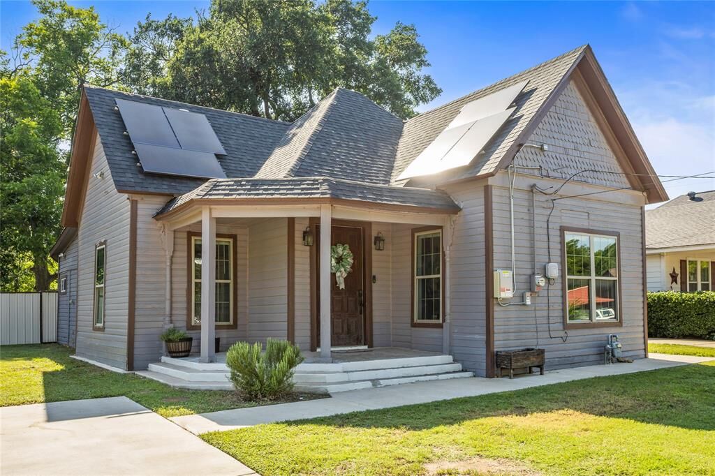 Property Photo:  741 N Robinson Street  TX 76031 