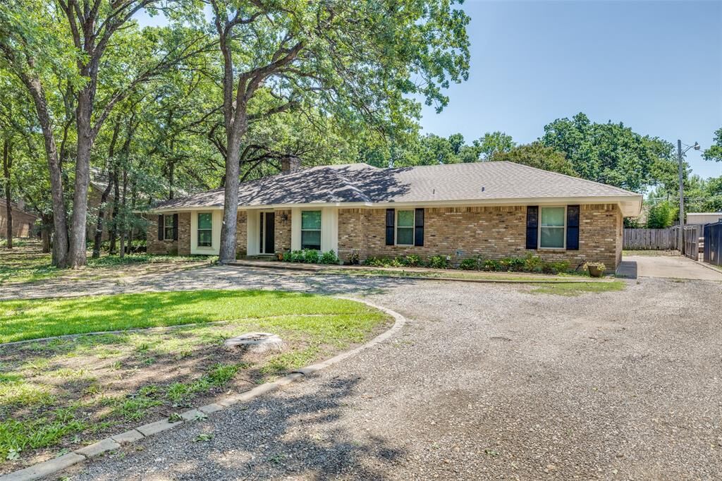 Property Photo: 6206 Saddle Ridge Road TX 76016