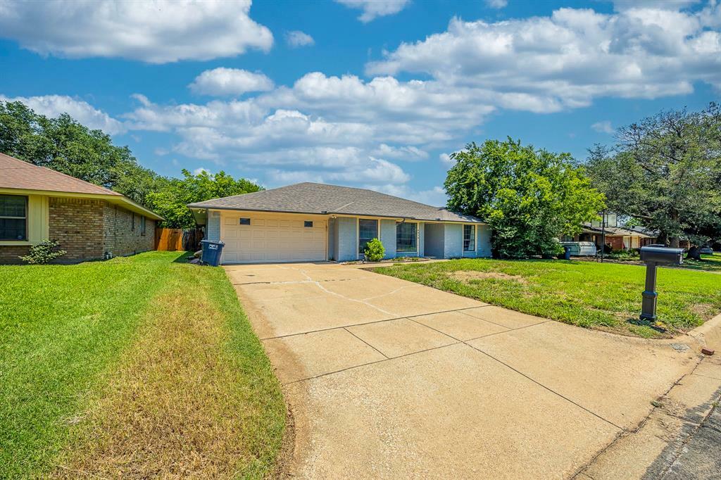 Property Photo: 4612 Applewood Road TX 76133