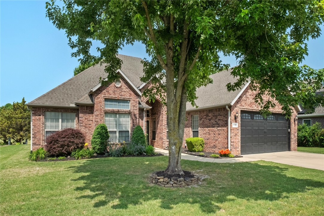 Property Photo: 1927 S Pumpkin Ridge Drive AR 72701