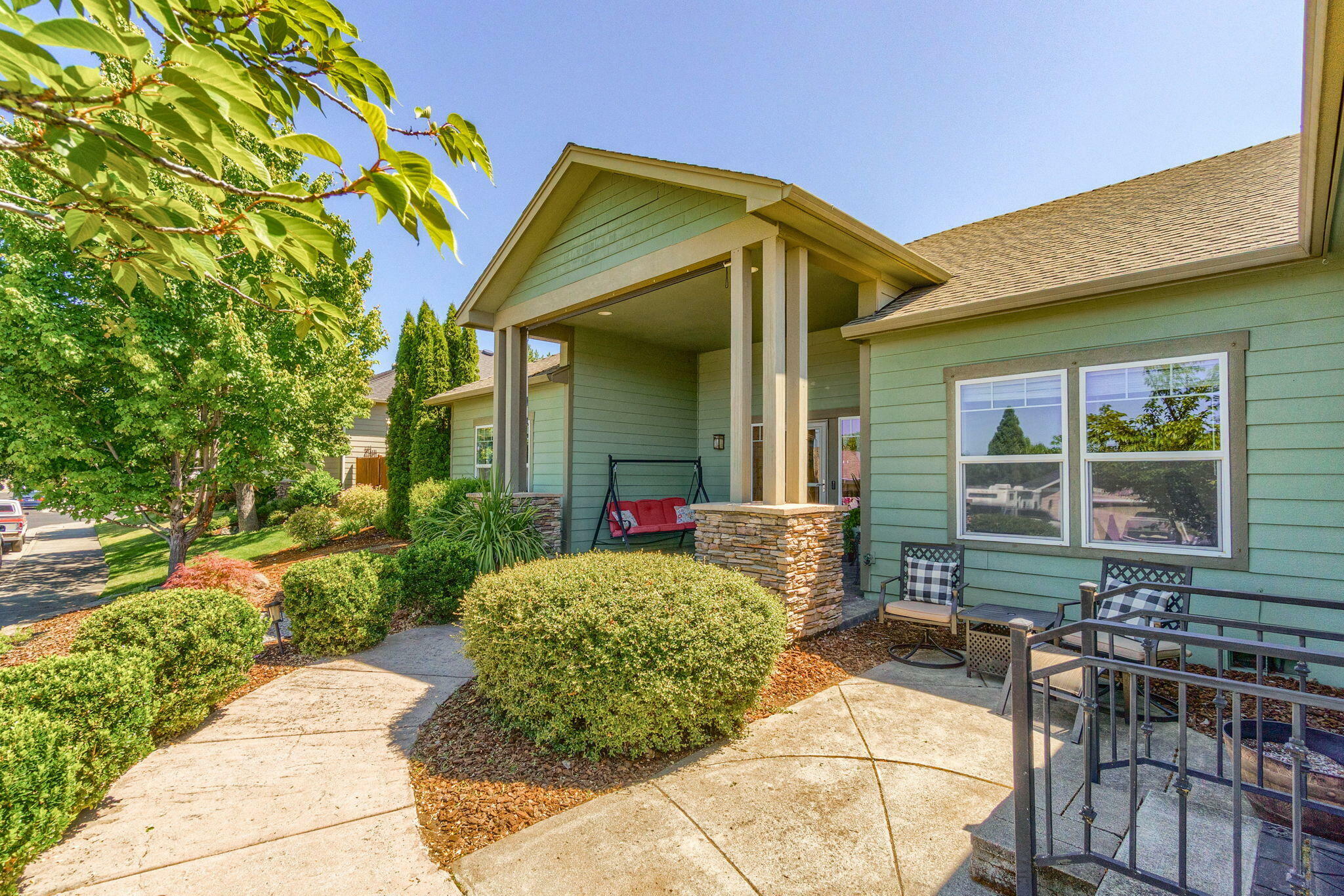 Property Photo: 571 Old Waverly Way OR 97524