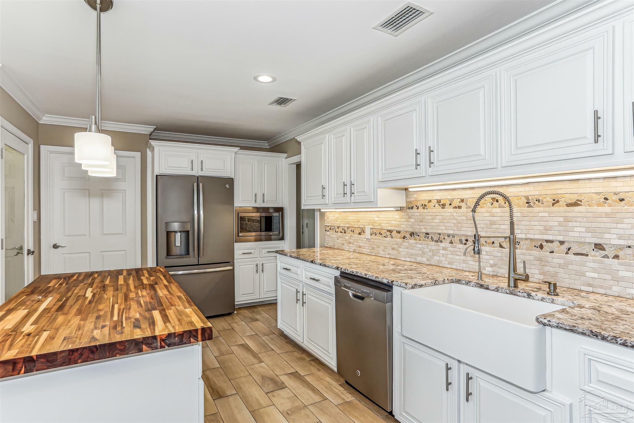 Property Photo: 8870 Thunderbird Dr FL 32514