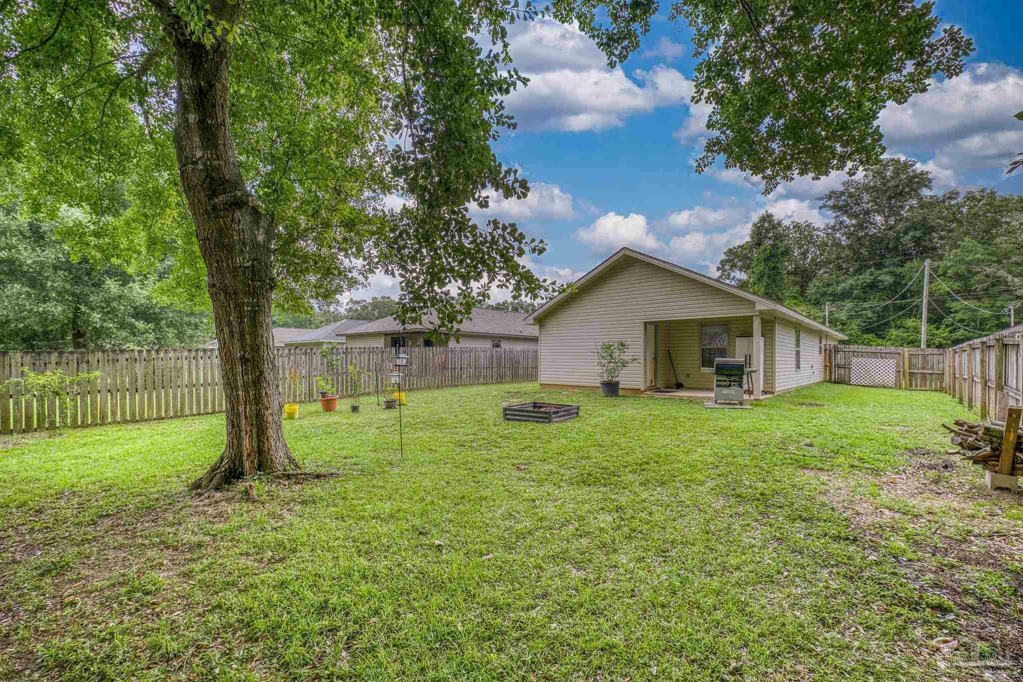 Property Photo: 3963 Edgefield St FL 32571