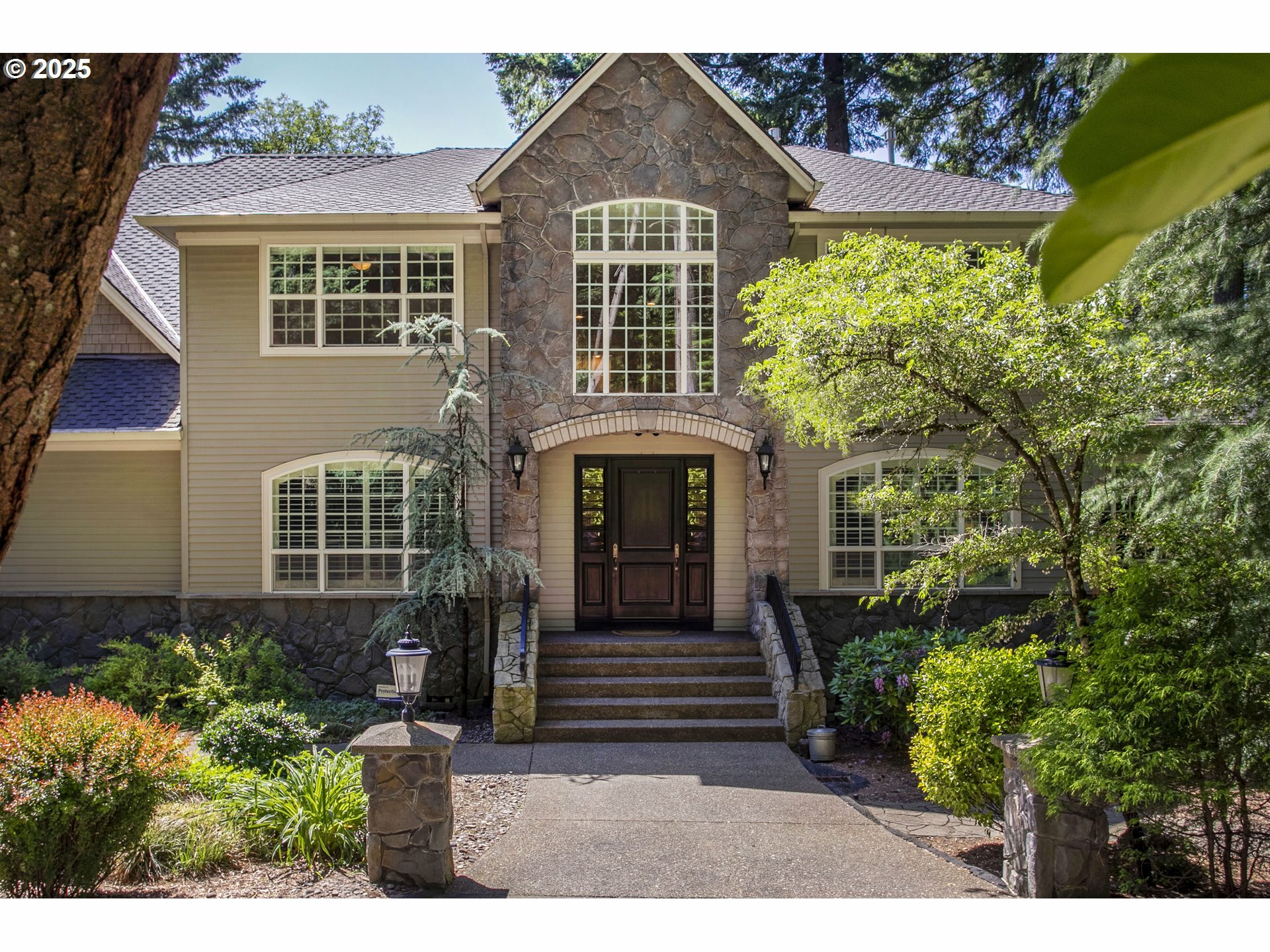 Property Photo: 17677 Westview Dr OR 97034