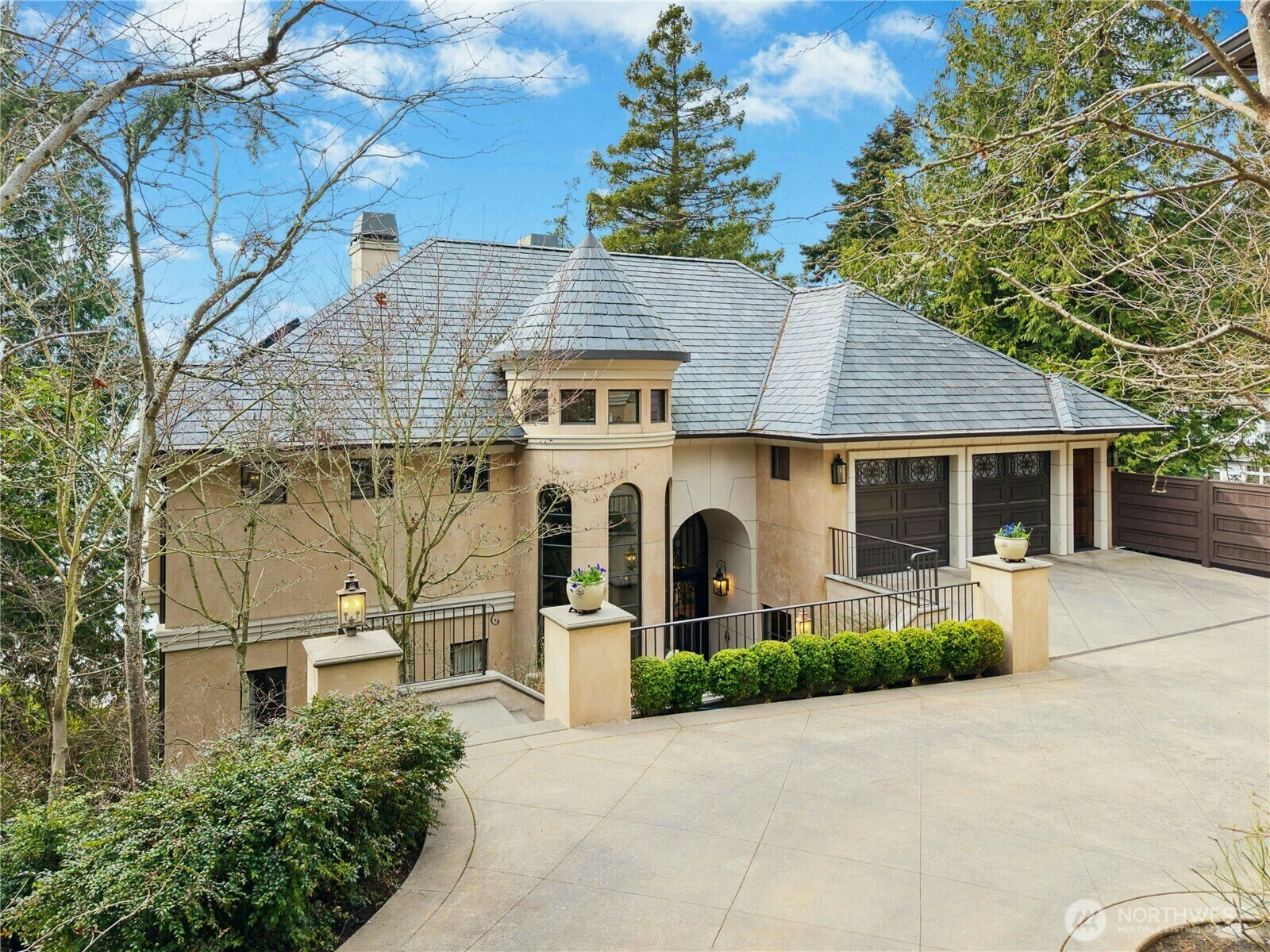 Property Photo: 11601 Holmes Point Drive NE WA 98034