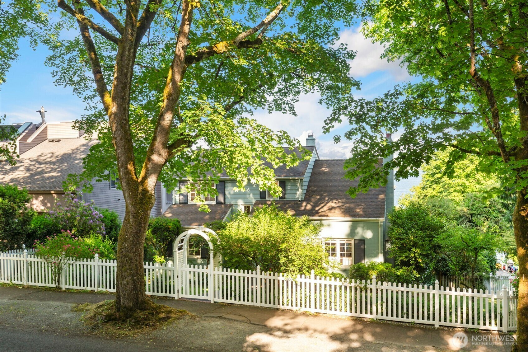 Property Photo: 1702 Lake Washington Boulevard WA 98122