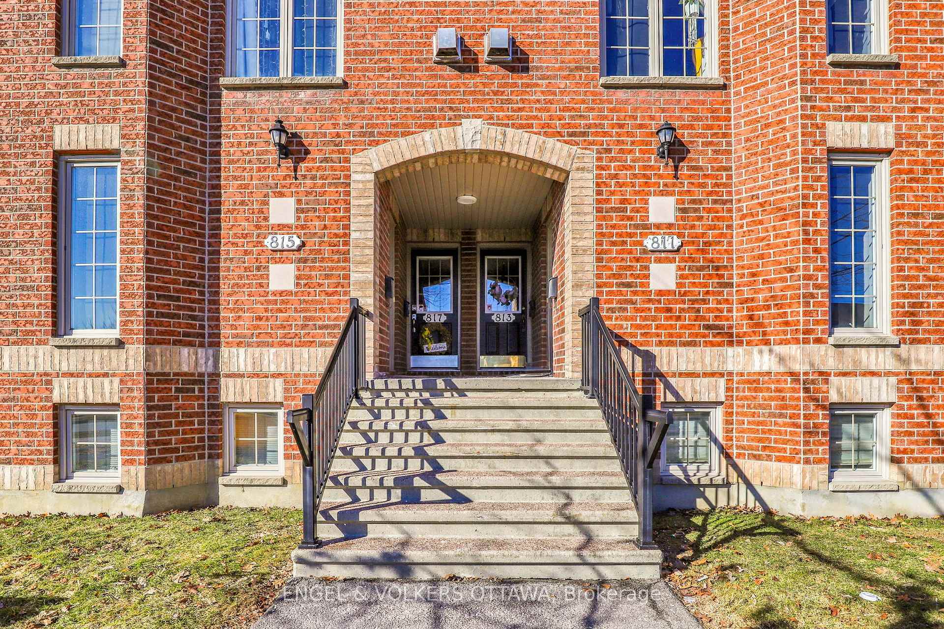 Property Photo: 811 Longfields Drive ON K2J 5N2