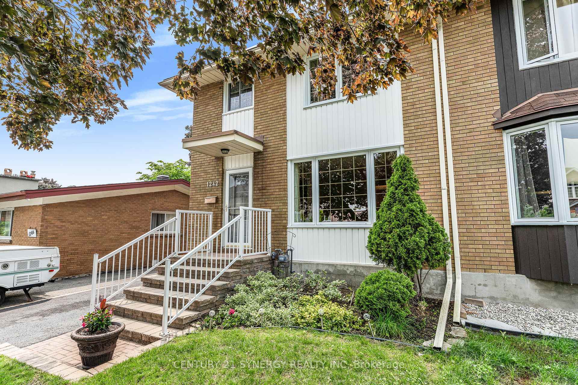 Property Photo: 1242 Clyde Avenue ON K2C 1Y4