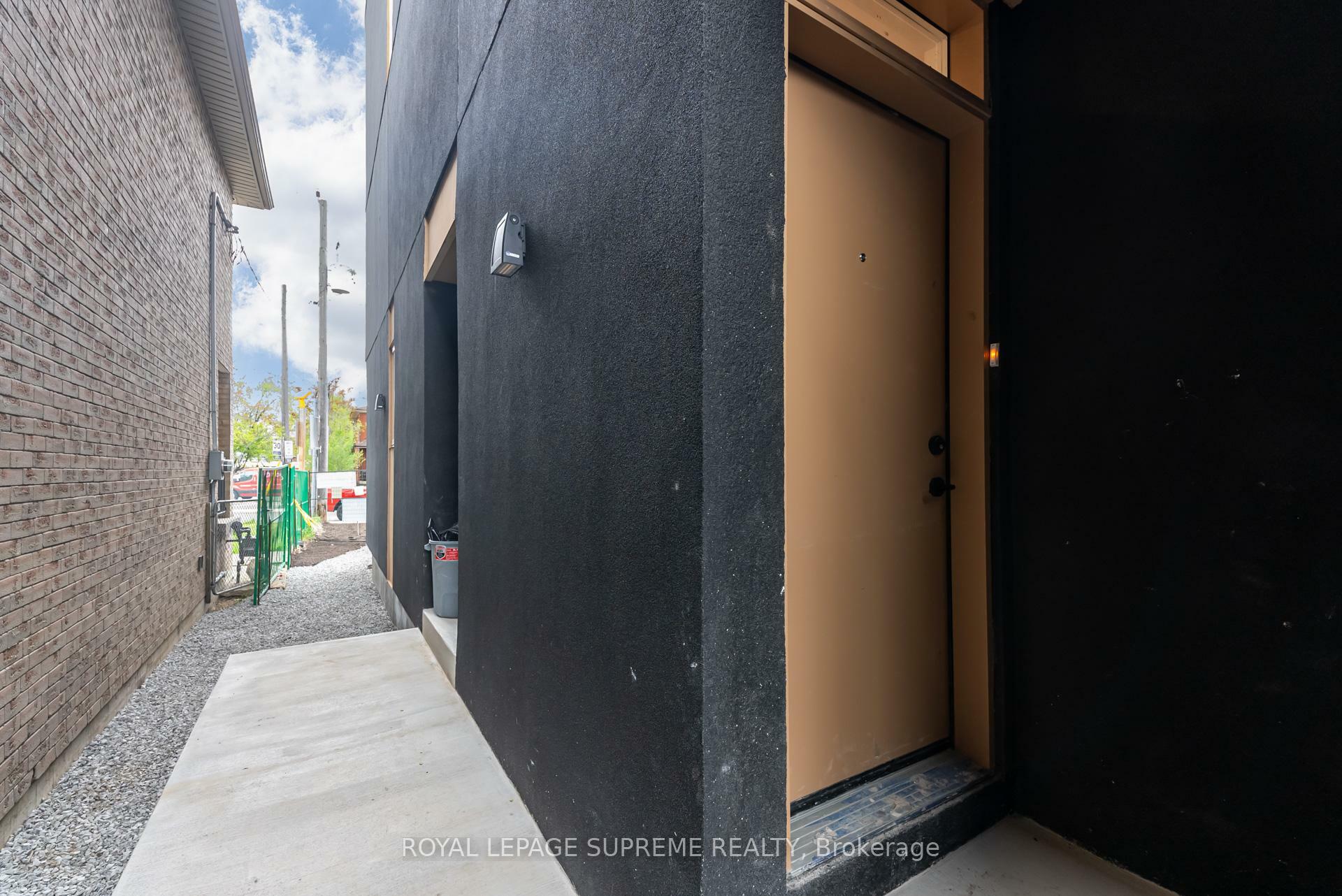 Property Photo:  101 Bernice Crescent 4  ON M6N 1W7 