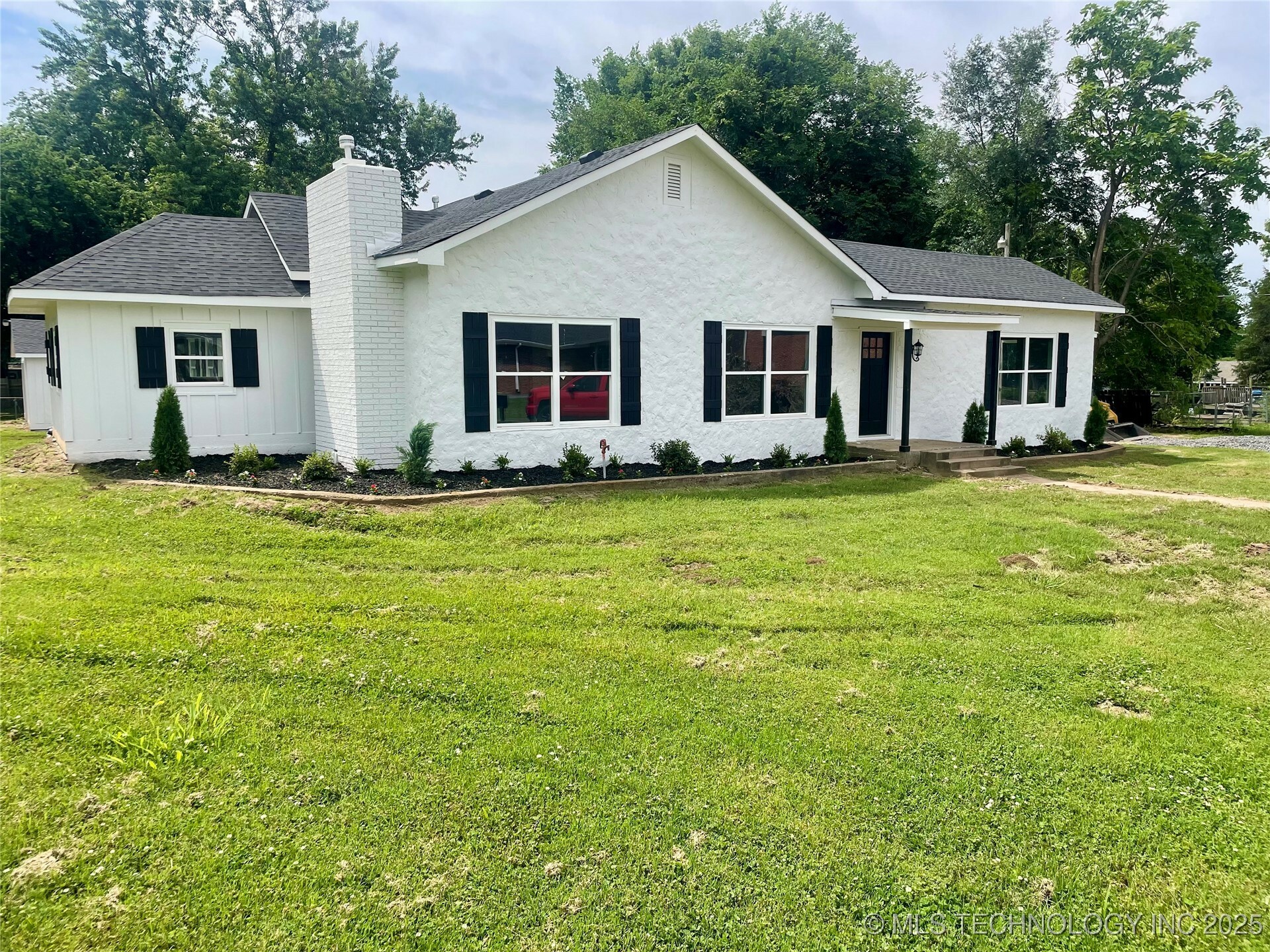 Property Photo: 305 E Hickory Avenue OK 74434