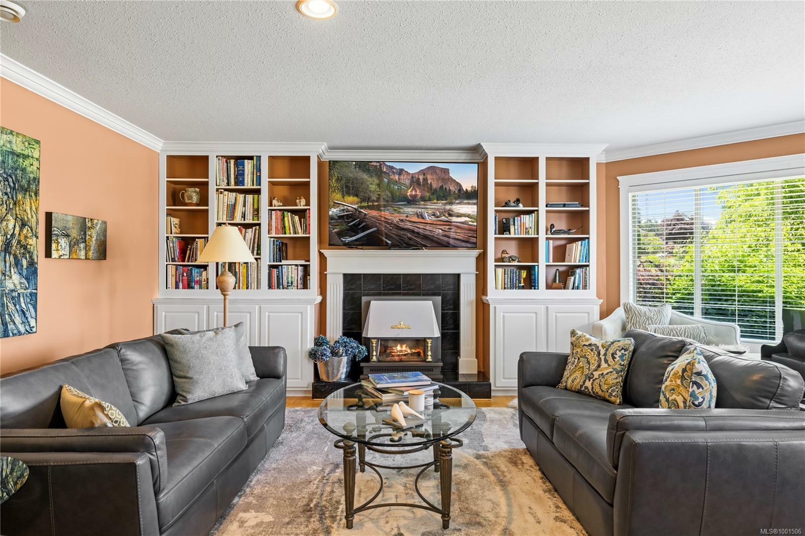 Property Photo: 910 Fairways Dr BC V9K 1E1