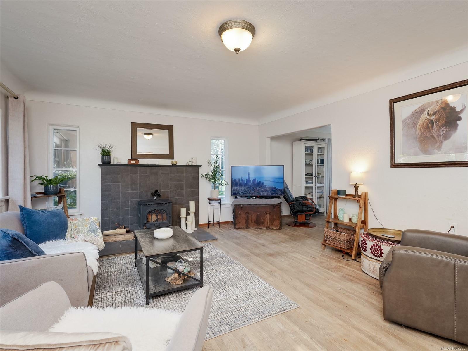 Property Photo: 3102 Yew St BC V8X 1M8