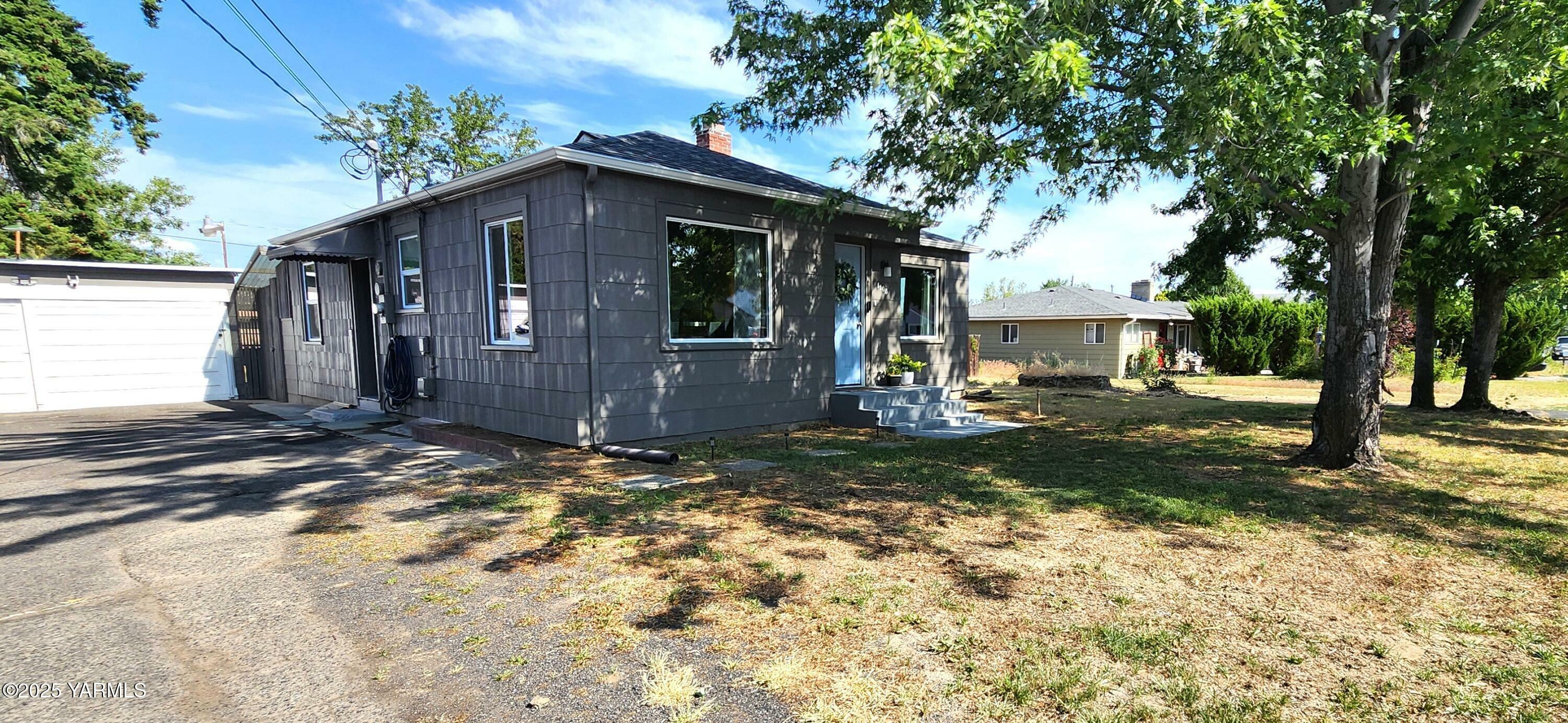 Property Photo: 1105 S 31st Ave WA 98902