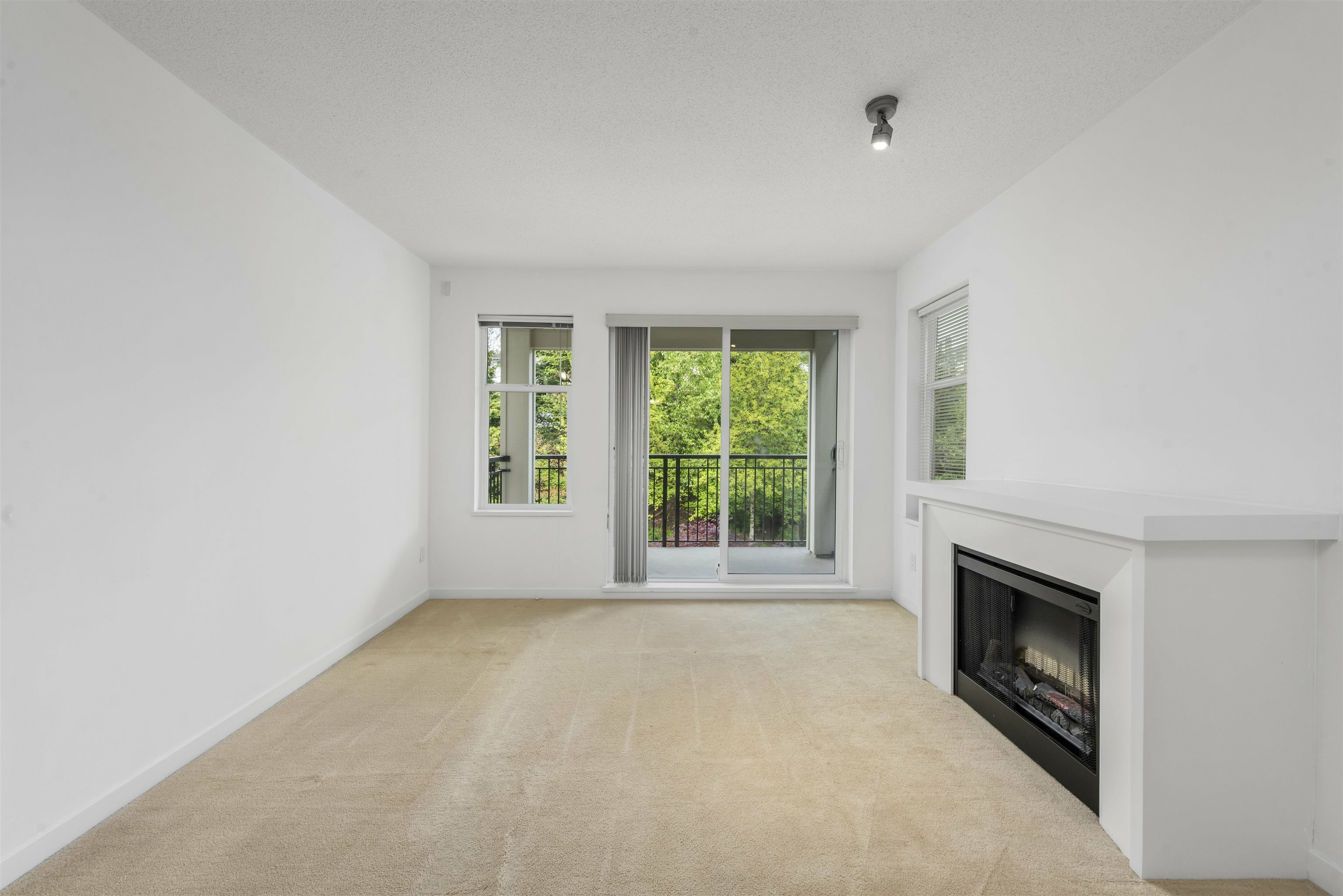 Property Photo: 4768 Brentwood Drive 309 BC V5C 0C7