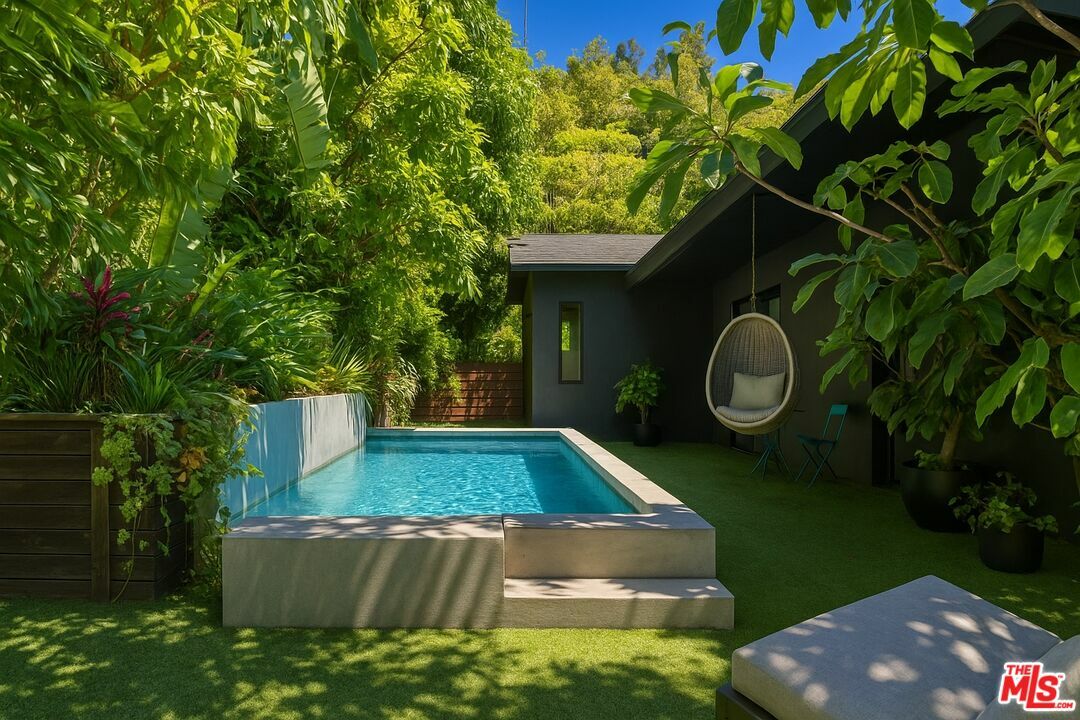 Property Photo: 1633 Queens Rd CA 90069