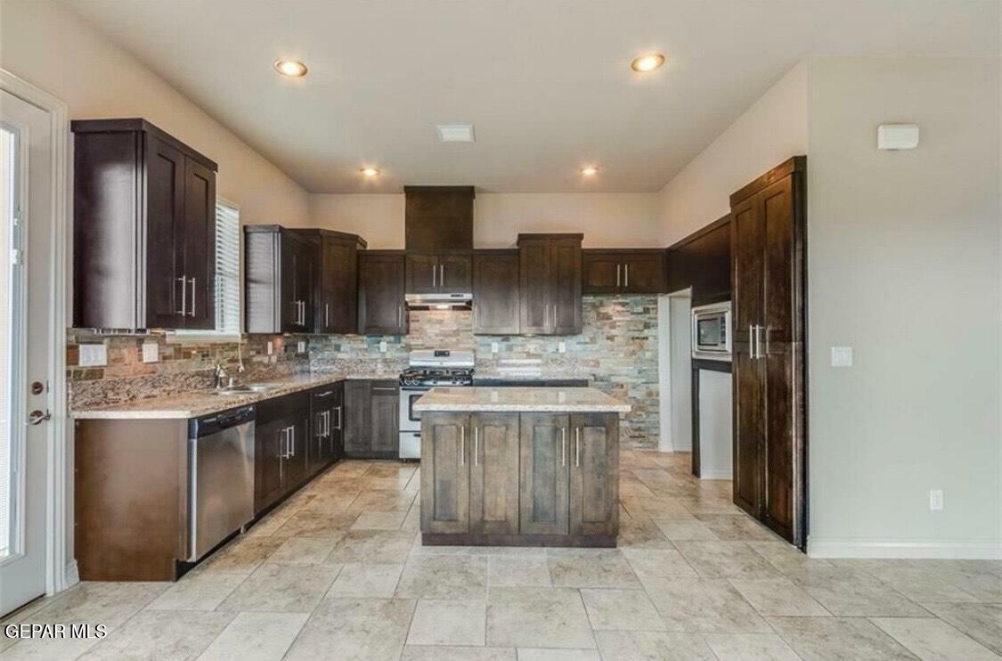 Property Photo: 401 Ana Way B TX 79912