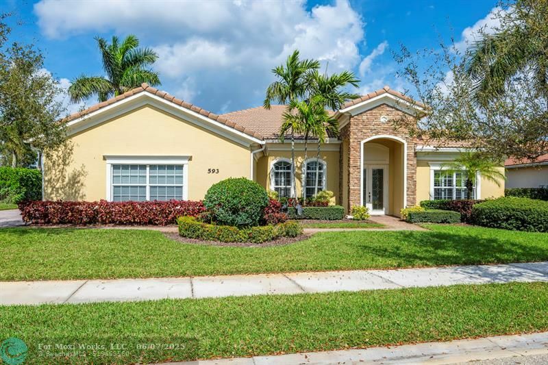 Property Photo: 593 SE Tres Belle Circle FL 34997