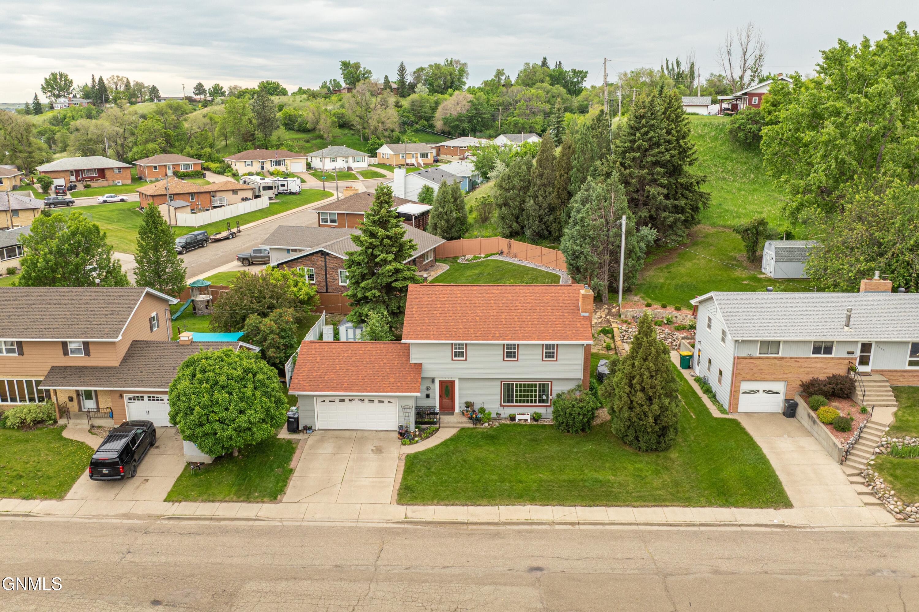 Property Photo: 1003 7th Street NW ND 58554