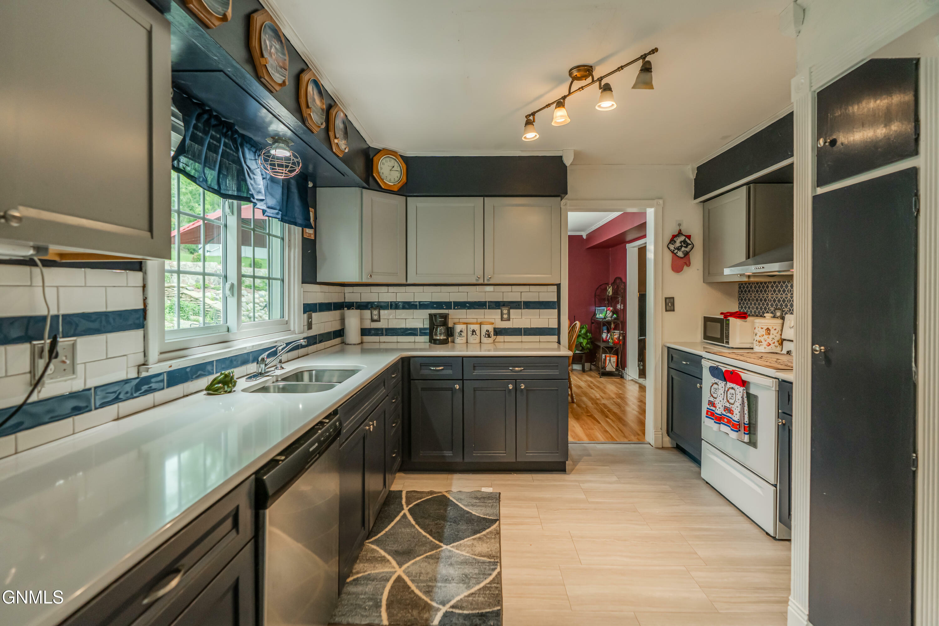 Property Photo: 1003 7th Street NW ND 58554