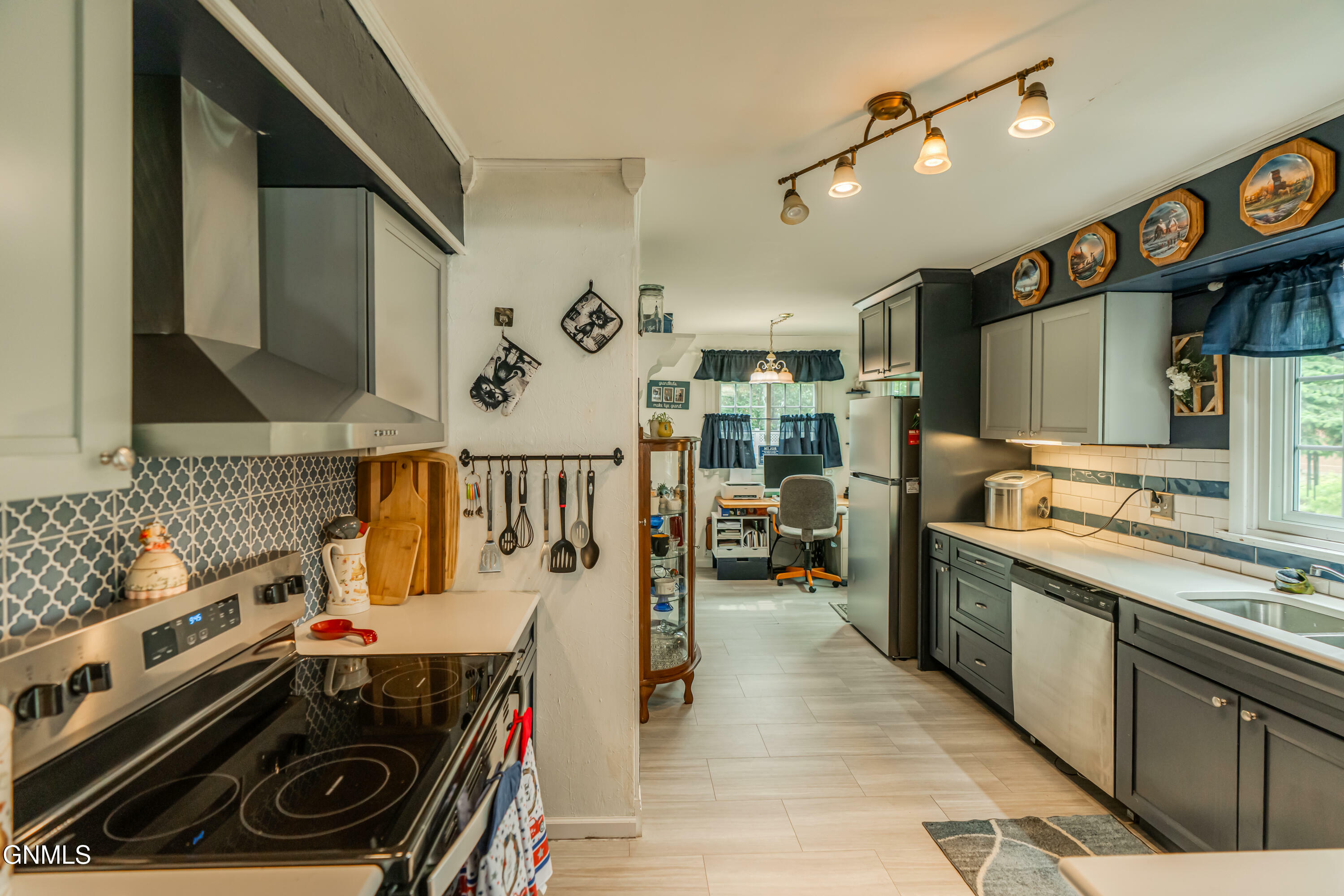 Property Photo: 1003 7th Street NW ND 58554