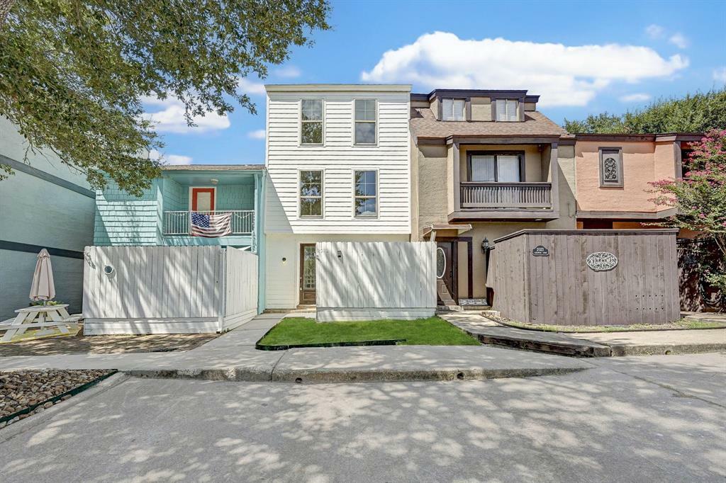 Property Photo: 2022 Lakewood Court TX 77318