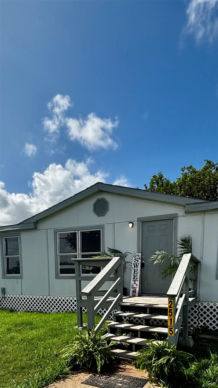 Property Photo: 2515 Oyster Creek Bend TX 77541
