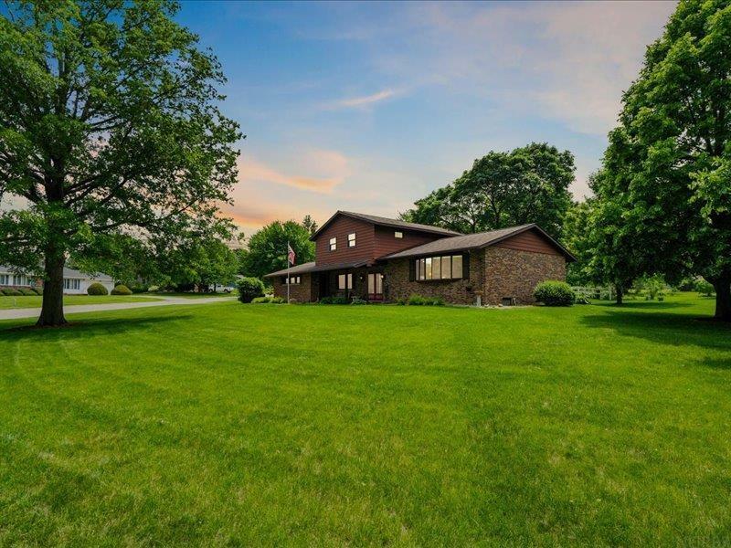 Property Photo:  8 Hillside Dr E  IA 50662 