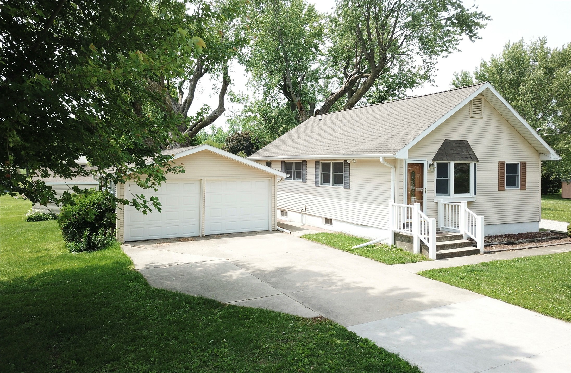 Property Photo: 4530 NE 34th Court IA 50317