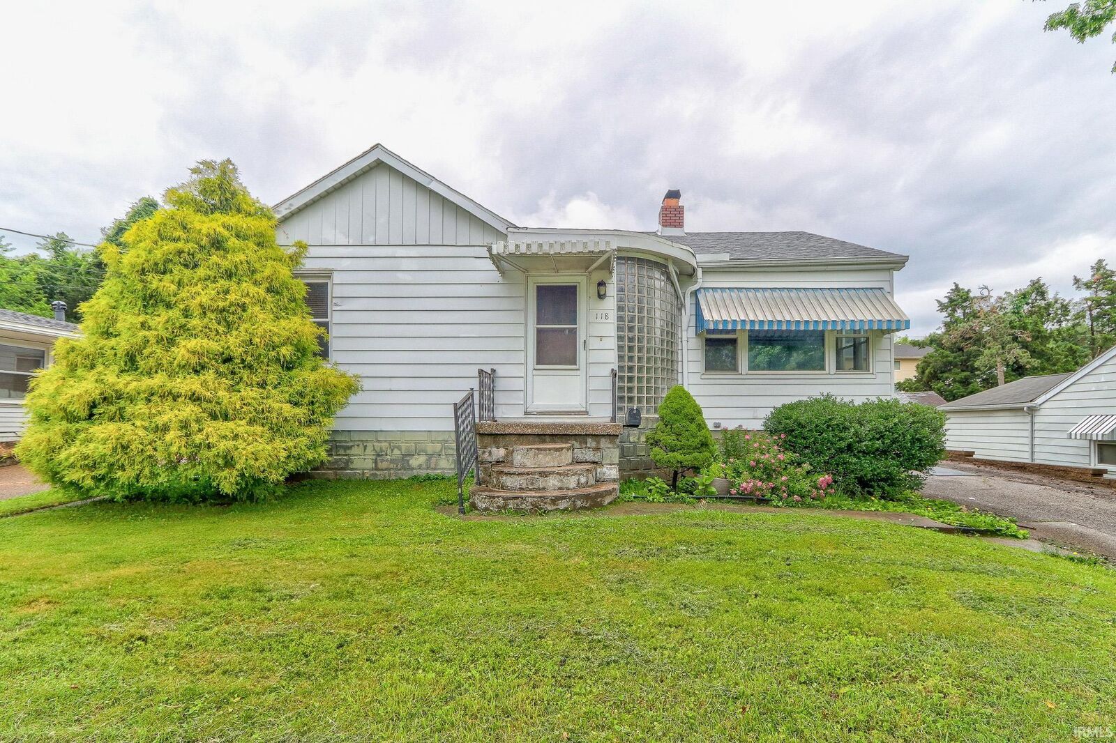 Property Photo:  118 Leslie Avenue  IN 47712-5011 