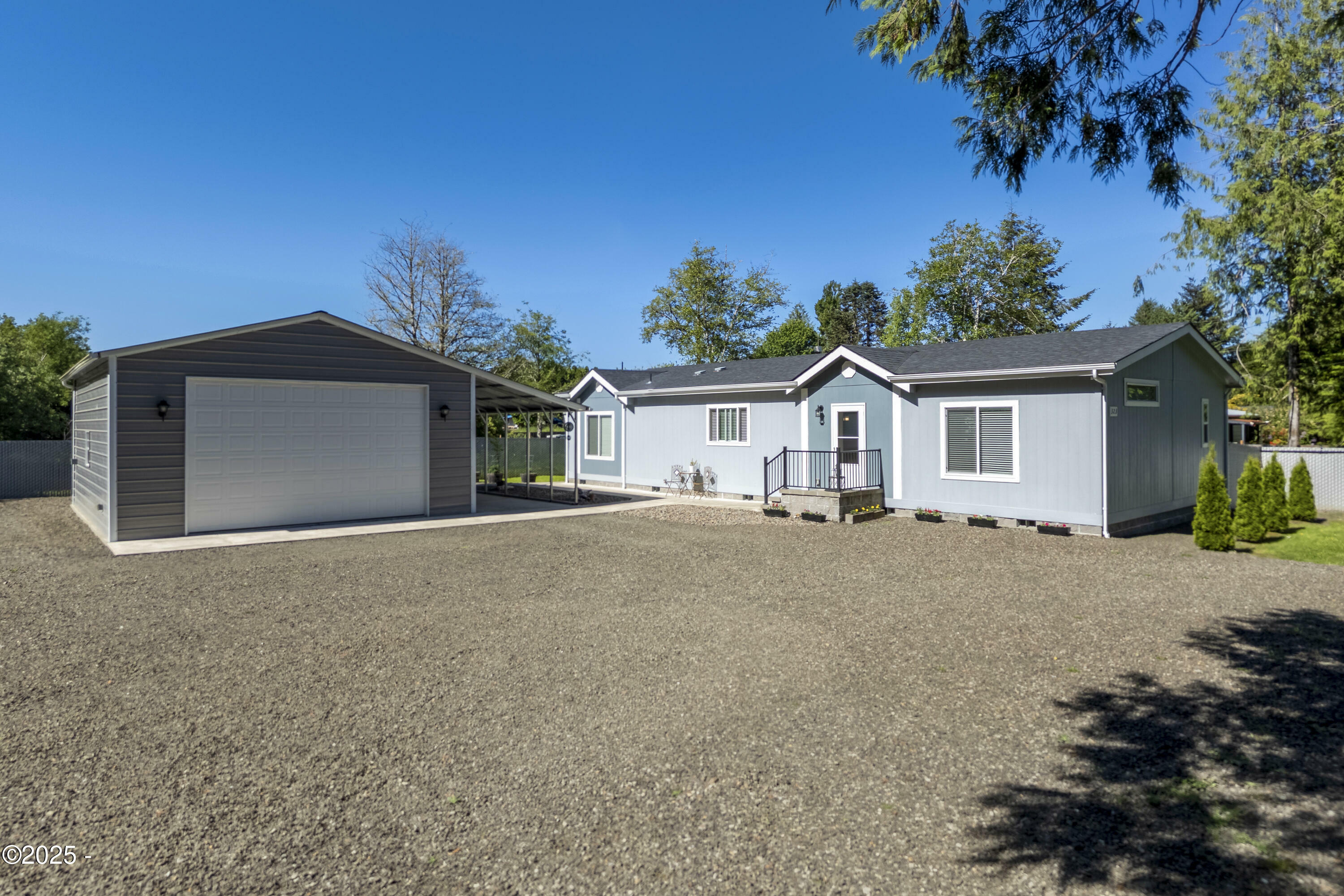 Property Photo: 323 Old River Road OR 97380