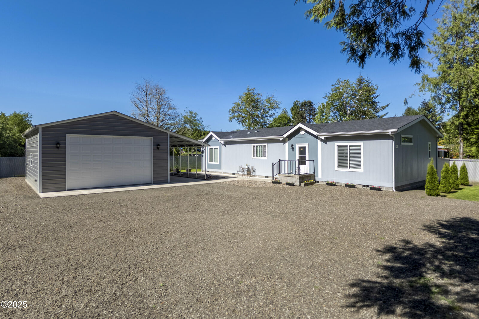 Property Photo: 323 Old River Road NE OR 97380