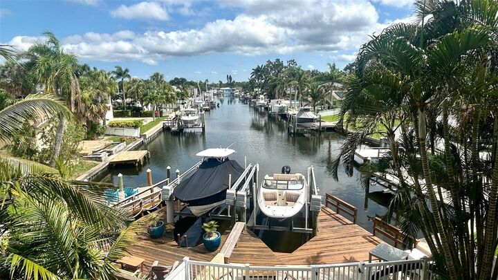 Property Photo: 1427 40th Avenue NE FL 33703