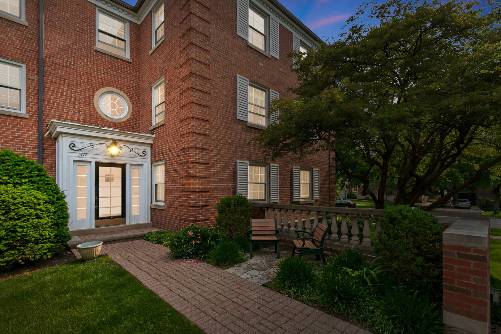 Property Photo: 1412 Hinman Avenue 2W IL 60201