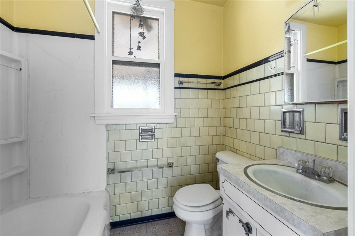 Property Photo: 4835 W Sunnyside Avenue IL 60630