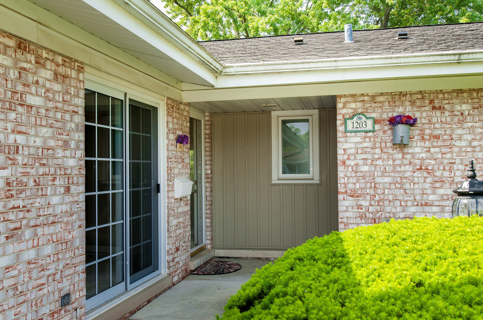 Property Photo: 1203 W Francis Drive IL 60005