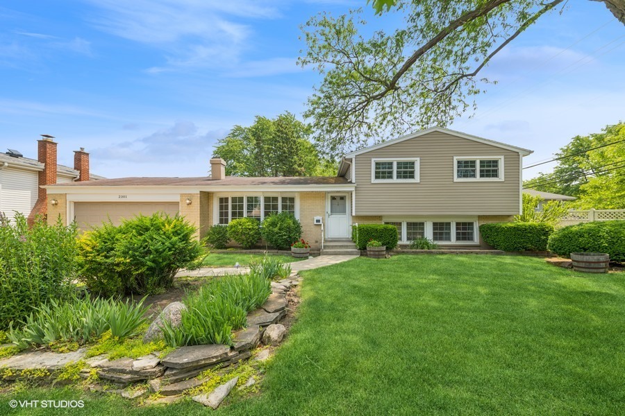 Property Photo: 2301 N Williamsburg Street IL 60004