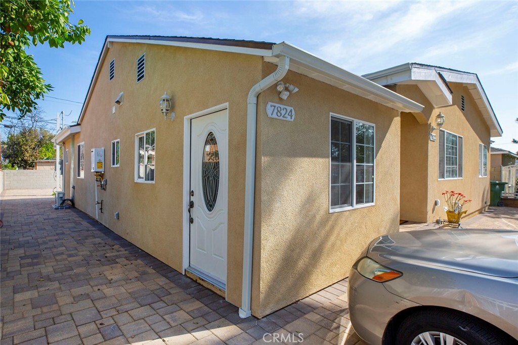 Property Photo: 7822 Hazeltine Ave CA 91402