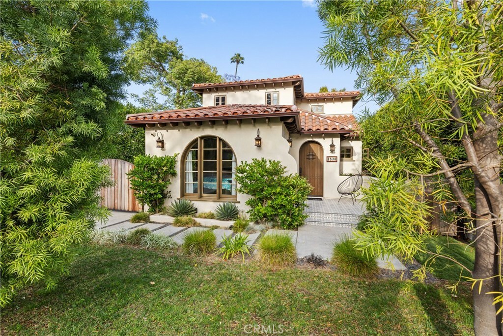 Property Photo: 1538 N Stanley Avenue CA 90046