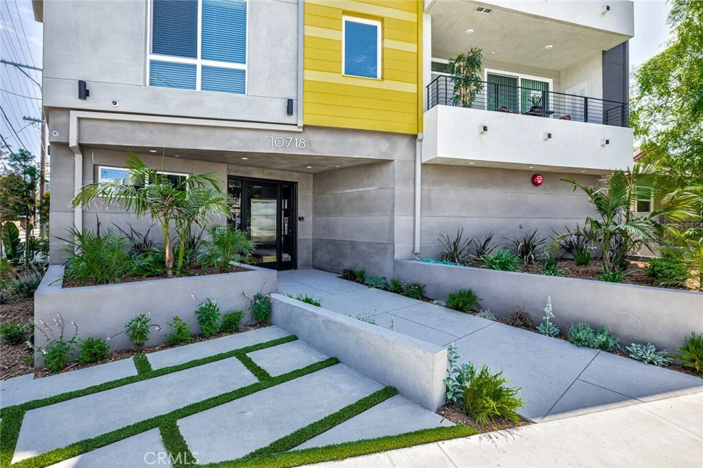 Property Photo: 10718 Acama Street 301 CA 91602