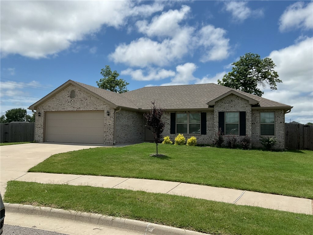 Property Photo:  924 S Parrot Lane  AR 72761 
