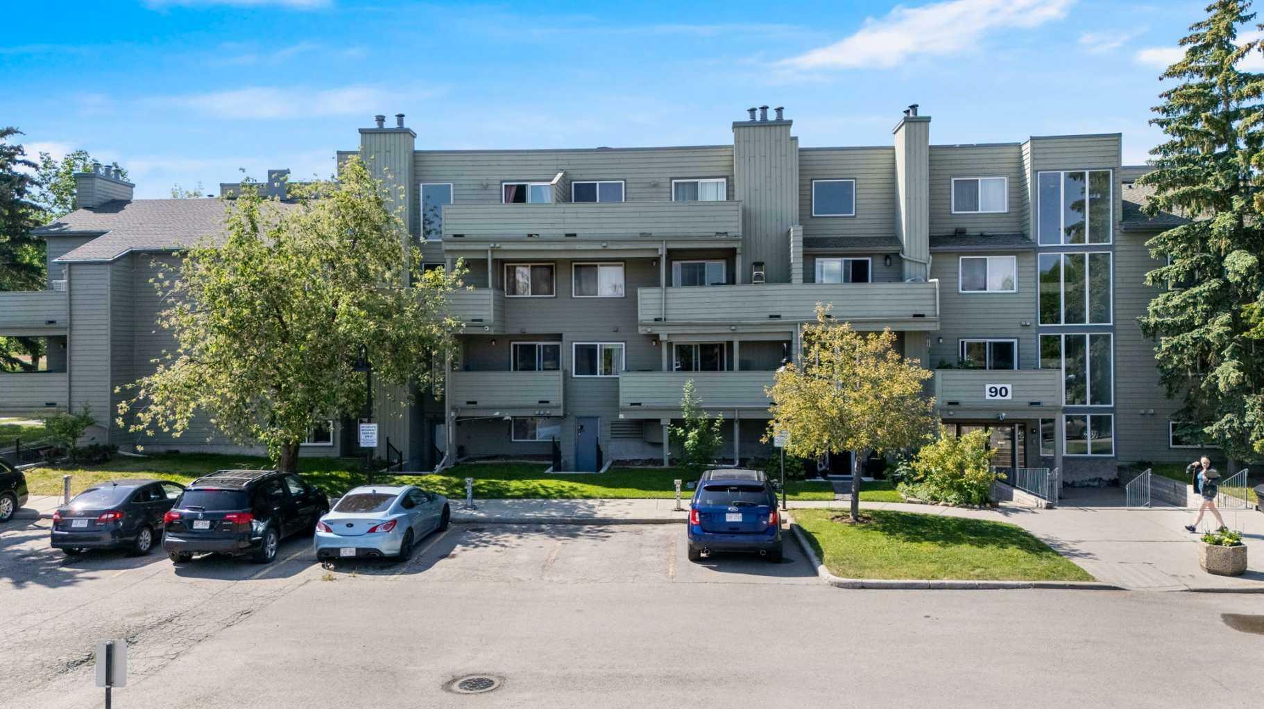 Property Photo: 90 Glamis Drive SW 4282 AB T3E 6T8