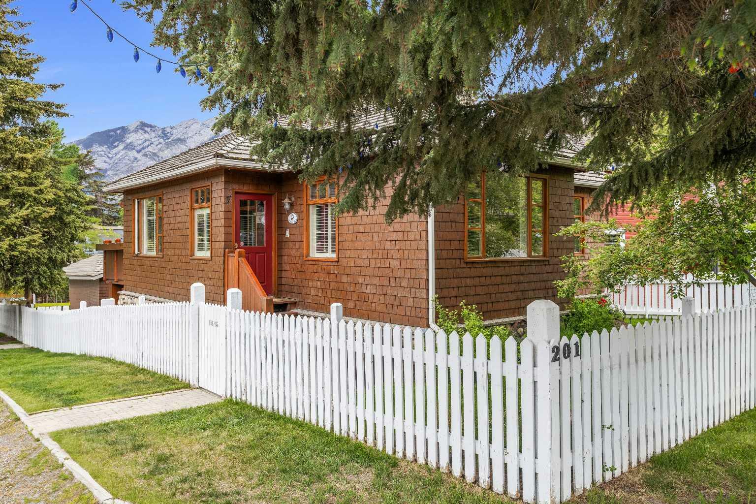 Property Photo: 201 Otter Street AB T1L 1E3