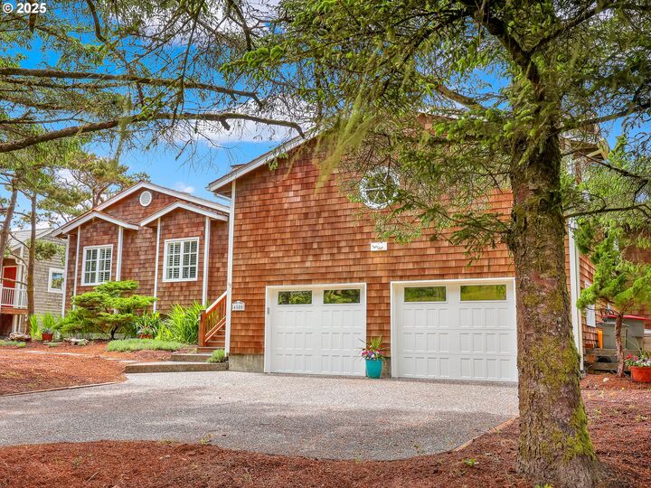 Property Photo: 4580 Fairway Ave OR 97138