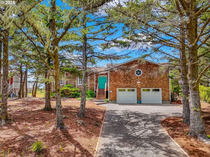 Property Photo: 4580 Fairway Ave OR 97138