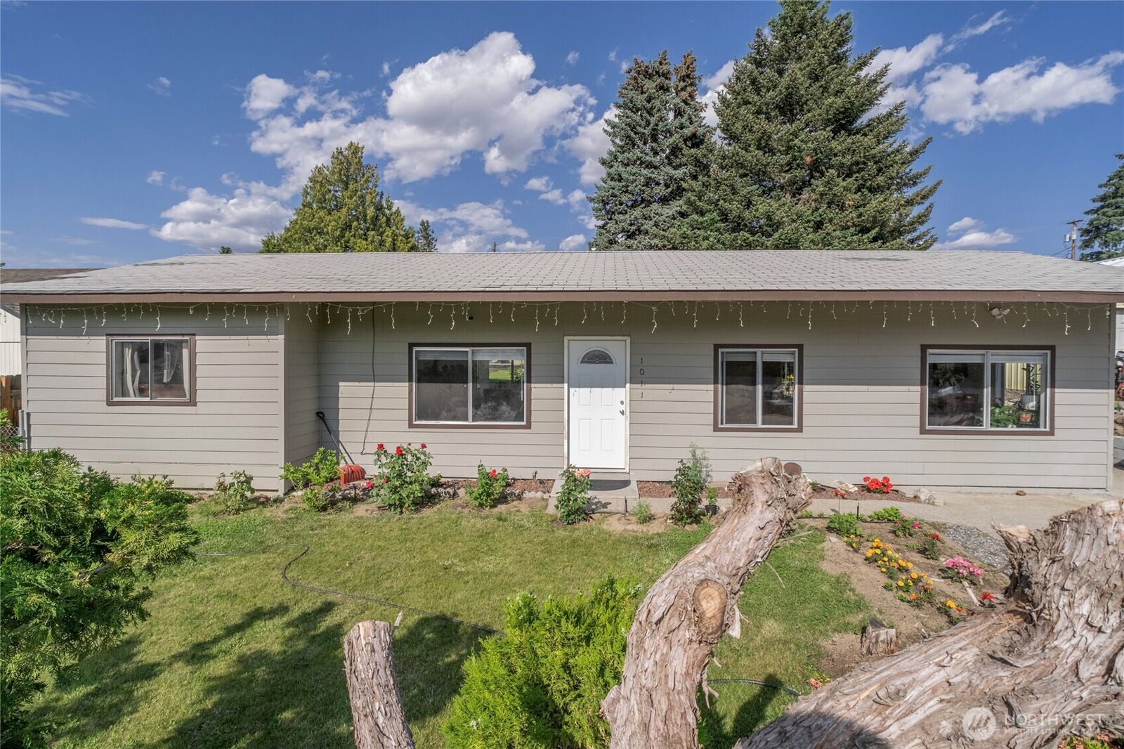 Property Photo: 1011 N Dolfay Lane WA 98802